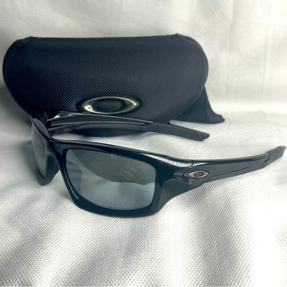 Oakley VALVE Sunglasses 12-837 60-16-133 Polarized Smoke Gloss Gray Gunmetal - Picture 1 of 16